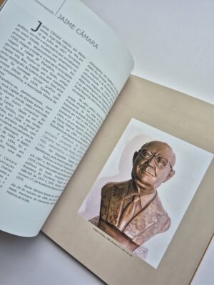Alternative view of Livro Iconografia Documentação Histórica e Fotográfica do Acervo Artístico no Município de Goiânia - Maria Madalena R. Cabral